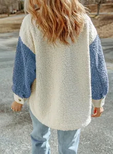 Dettaglio del retro di una calda giacca sherpa color block in pile bianco e blu