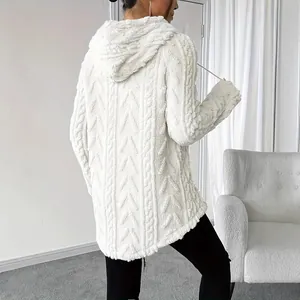 Vista trasera de una sudadera blanca con capucha y textura de punto de ochos suave.