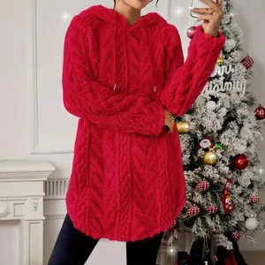 Vista detallada de una sudadera roja con capucha de jacquard y material afelpado
