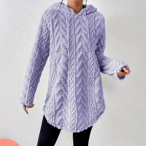 Primer plano de una sudadera con capucha de felpa morada con diseño de patrón de espiga.