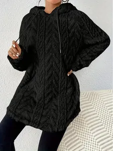 Vista detallada de la sudadera negra con capucha para mujer con textura y jacquard.