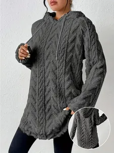 Detalle de sudadera con capucha de forro polar jacquard gris para mujer y vista trasera.