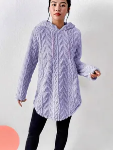 Sudadera con capucha morada y esponjosa con patrón de espiga y cordones.
