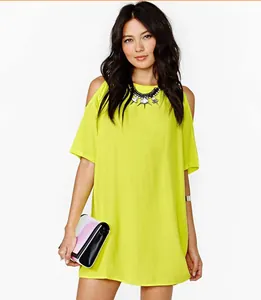 Leuchtend neongrünes schulterfreies Chiffonkleid mit kurzen Ärmeln und lockerer Passform