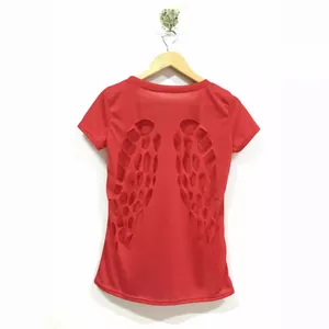 T-shirt rossa a maniche corte con motivo ad ali d'angelo traforate al laser sul retro