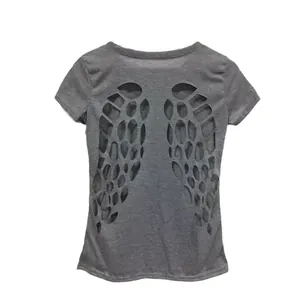 T-shirt grigia da donna con design a ali d'angelo traforato tagliato al laser sul retro