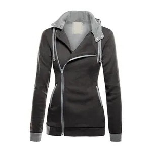 Detailansicht eines Damen Slim Fit Hoodies mit schrägem Reißverschluss und Fleece