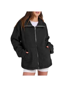 Oversized zwarte lamswol fleece jas voor dames met hoge kraag en ritssluiting voor.