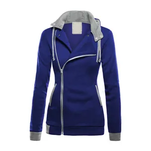 Detailansicht des blauen Damen-Fleece-Hoodies mit modischem diagonalem Silberreißverschluss.