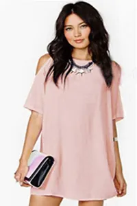 Detailansicht eines rosa schulterfreien Mini-Chiffonkleides, getragen von einem Model