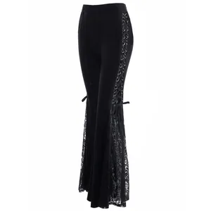 Detailweergave van punk flared broek met vetersluiting aan de zijkant en kant.