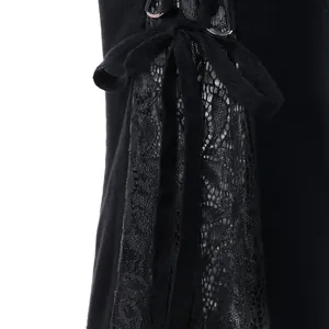Detailopname van een gothic punk broek met vetersluiting en zwart kantweefsel