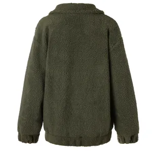 Vista posteriore dettagliata di una calda giacca in pile peluche verde scuro per donna