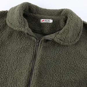 Dettaglio del colletto e della cerniera su una giacca in pile verde oliva scuro