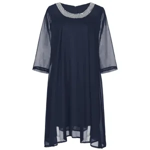 Elegantes Detail des dunkelblauen Chiffonkleids mit Pailletten-Ausschnitt und Ärmeln.