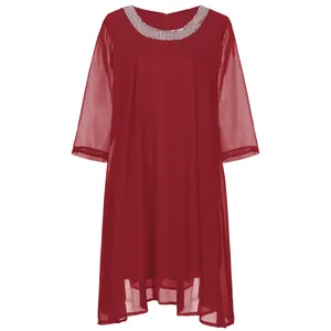 Elegante Detailansicht eines roten Chiffonkleides mit Pailletten-Rundhalsausschnitt