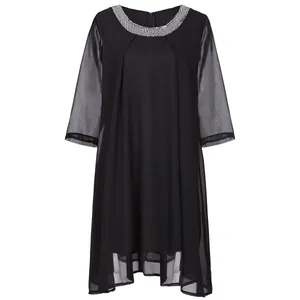 Nahaufnahme des eleganten silbernen Pailletten-Ausschnitts an diesem schwarzen Chiffonkleid.