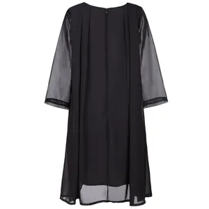Detailansicht der Rückseite eines schwarzen 3/4-Arm-Chiffonkleids mit transparenten Ärmeln