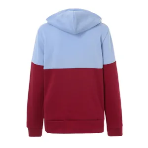 Vista posteriore di una felpa con cappuccio bicolore blu chiaro e bordeaux con pile