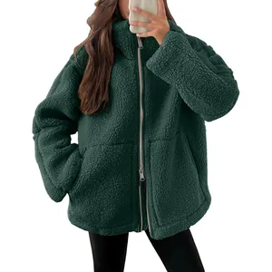 Elegante giacca in pile oversize verde scuro con collo alto e morbida trama in lana