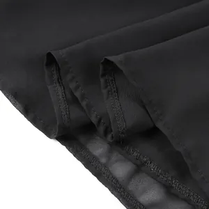 Makroaufnahme der hochwertigen Nähte und des luftigen schwarzen Chiffonstoffs am Kleid