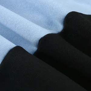 Primo piano del tessuto in pile azzurro e nero per una felpa con cappuccio bicolore