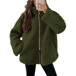 Giacca oversize in pile sherpa verde militare da donna con collo alto e chiusura a zip argento
