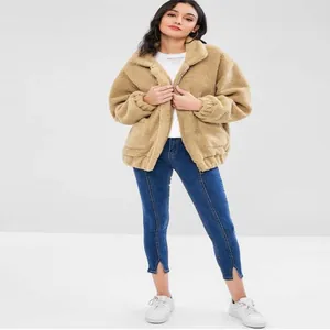 Dettaglio giacca in peluche beige da donna con cerniera e comode tasche