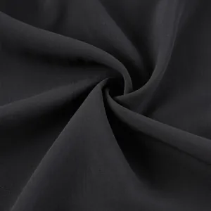 Detailansicht der weichen schwarzen Chiffon-Stofftextur mit elegantem Fall und feiner Webart