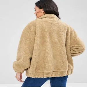 Vista posteriore di una giacca teddy in pile color cammello con consistenza morbida