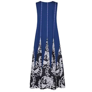 Rückansicht eines ärmellosen Vintage-Maxikleides mit Blumendruck in Marineblau