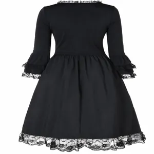 Vue arrière détaillée d'une robe midi noire vintage avec des bords élégants en dentelle volantée