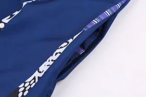 Detailansicht der Seitentasche und des Vintage-Prints an einem blauen Sommerkleid