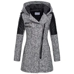 Dettaglio cappotto grigio in tweed con cappuccio, zip asimmetrica e toppe trapuntate.