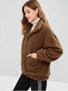 Vista dettagliata di una calda giacca in pile teddy marrone con zip e comode tasche
