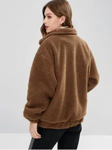 Vista posteriore della giacca teddy marrone con texture morbida e vestibilità comoda