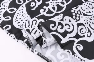 Detailansicht des Saums eines schwarz-weißen Kleides mit Retro-Druck und feinen Nähten