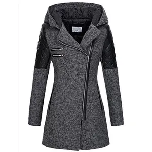 Vista frontale di cappotto in lana grigio con cappuccio da donna, zip asimmetrica e maniche in pelle.