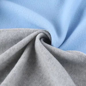 Vista macro dettagliata che mostra la morbida trama del tessuto felpato blu e grigio.