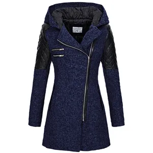 Vista dettagliata di un cappotto di lana blu navy da donna con maniche in ecopelle