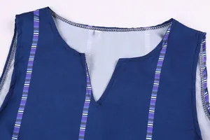 Nahaufnahme des V-Ausschnitts und Streifenmusters am marineblauen ärmellosen Kleid