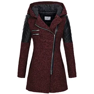 Dettaglio cappotto in lana bordeaux con cappuccio, zip asimmetrica e maniche in finta pelle