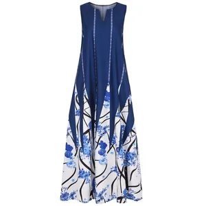 Detailansicht eines blau-weißen Vintage-Sommerkleides mit Blumenmuster und einem V-Ausschnitt