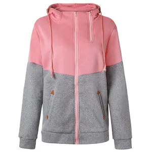 Dettaglio frontale della felpa bicolore rosa e grigia con doppia zip da donna