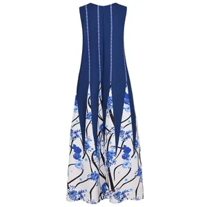 Rückansicht eines ärmellosen Maxikleides mit blauem Blumendruck für Damen im Sommer.