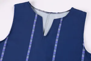 Nahaufnahme des V-Ausschnitts und der lila Streifen an einem dunkelblauen ärmellosen Kleid.