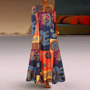 Détail d'une robe longue rétro à col en V, patchwork de blocs de couleurs et manches longues
