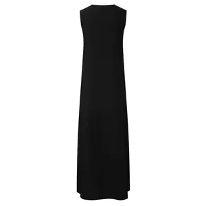 Vue arrière d'une robe longue sans manches noire minimaliste pour tenue de soirée élégante
