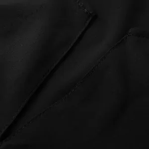 Vue macro des coutures de haute qualité sur une robe longue sans manches à col en V noir