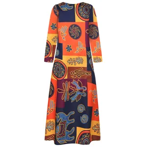 Détail de la vue arrière de la robe longue rétro avec des motifs géométriques abstraits
